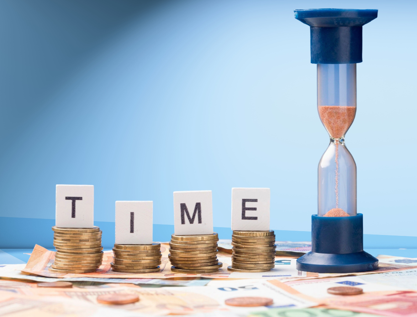 Een zandloper met daarnaast de letters TIJD die op geldbriefjes en muntjes staan